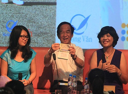 Huyền trình ra quyển visa có đóng dấu của các quốc gia mình đã đi qua 