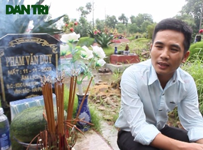 Chàng trai 4 năm đi tìm gia đình cho “người dưng đã chết” - 1 Phạm Văn Lương bên mộ người em kết nghĩa đã chết