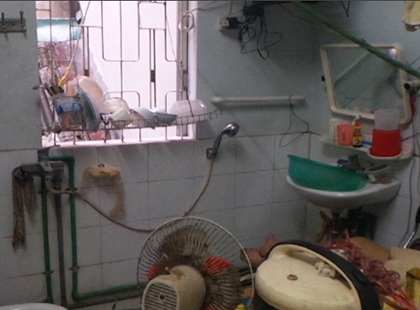 Nơi ông Quang Anh nằm sát bên cạnh khu vệ sinh, tắm rửa