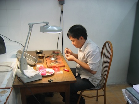 Bí mật chưa từng tiết lộ về 4 vương miện cuối cùng của triều Nguyễn (Kỳ 2) - 2 Từng chi tiết được nắn chỉnh, hàn gắn để hội đồng khoa học phục dựng mũ vua