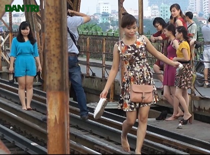 Đua nhau giỡn mặt tử thần trên cầu Long Biên - 1 Nhiều người sẵn sàng liều mạng như thế này chỉ để có được một kiểu ảnh đẹp !