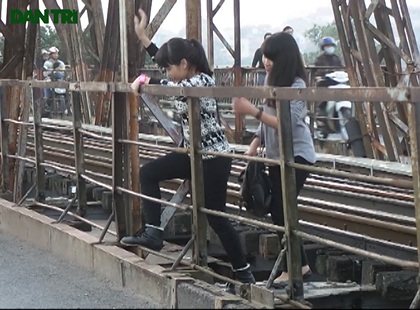 Đua nhau giỡn mặt tử thần trên cầu Long Biên - 2 Băng qua đường tàu để chụp ảnh