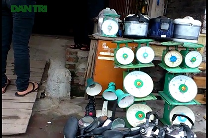 Hà Nội: Lật tẩy công nghệ chế cân điêu, móc túi người tiêu dùng - 2 Những chiếc cân đã được độ lại