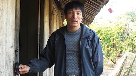 Kỳ lạ "thôn Robinson" hơn 50 năm mắc kẹt giữa lòng hồ - 2 Bà Trần Thị Hòa thắp đèn dầu, tiếp khách