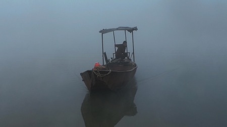 Anh Vi Văn Chanh đưa con tới lớp học