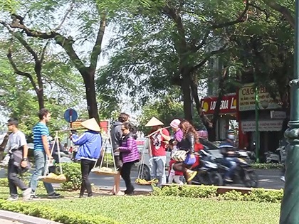 Hà Nội: Du khách chạy thục mạng vì bị “nữ quái” đeo bám - 1 Nhóm du khách này phải bỏ chạy thục mạng khi bị nhóm hàng rong chèo kéo quá nhiệt tình