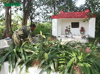 Kỳ lạ nghĩa địa những người vô danh dưới cầu Long Biên - 1 Ông Nguyễn Đăng Được đang chăm sóc một phần mộ vô danh do mình vớt được