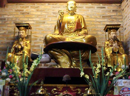 Đầu năm, khám phá những bức tượng “kỳ lạ" nhất Việt Nam - 1 Bức tượng Phật ngồi trên lưng vua ở chùa Hoè Nhai