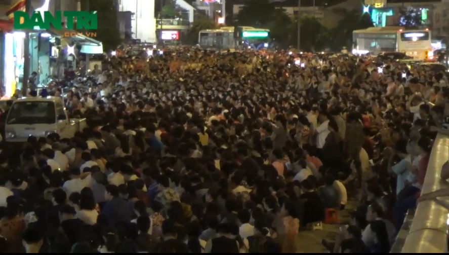 Hà Nội: Biển người đội mưa, cầu an tại chùa Phúc Khánh