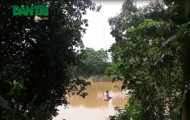 Người Hà Nội cũng ngồi trong giỏ gỗ, đu dây qua sông