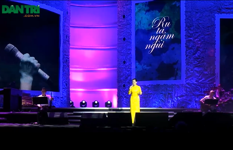 Khánh Ly bật khóc trong lần tái ngộ khán giả Thủ đô