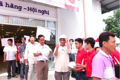 Ban tổ chức phát nón bảo hộ cho các đội thầu nhằm đảm bảo an
toàn trong khi thực hiện phần thi