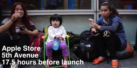 Nhìn vẻ mặt của
những người phụ nữ này, liệu đây có phải thực sự là người có nhu cầu mua
iPhone?