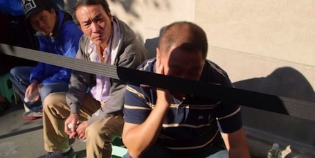 Nhìn vẻ mặt của
những người phụ nữ này, liệu đây có phải thực sự là người có nŨu cầu mua
iPhone?