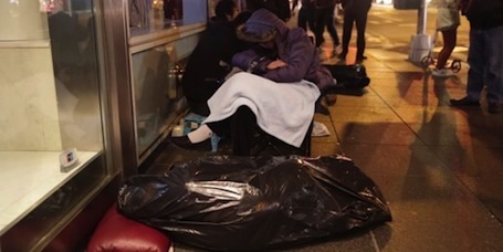 Nhìn vẻ mặt của
những người phụ nữ này, liệu đây có phải thực sự là người có nhu cầu mua
iPhone?