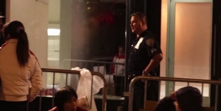 Nhìn vẻ mặt của
những người phụ nữ này, liệu đây có phải thực sự là người có nhu cầu mua
iPhone?