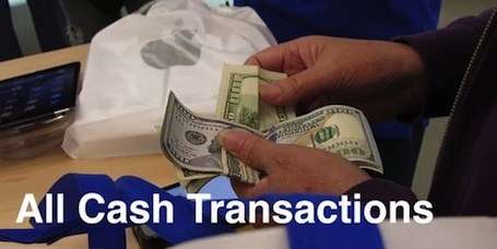 Nhìn vẻ mặt của
những người phụ nữ này, liệu đây có phải thực sự là ngườũ có nhu cầu mua
iPhone?