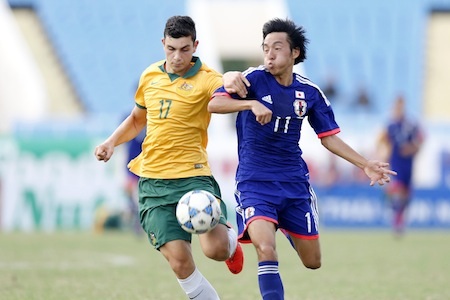Hai đội chủ động chơi chậm, thăm dò nhau ở những phút đầu trận