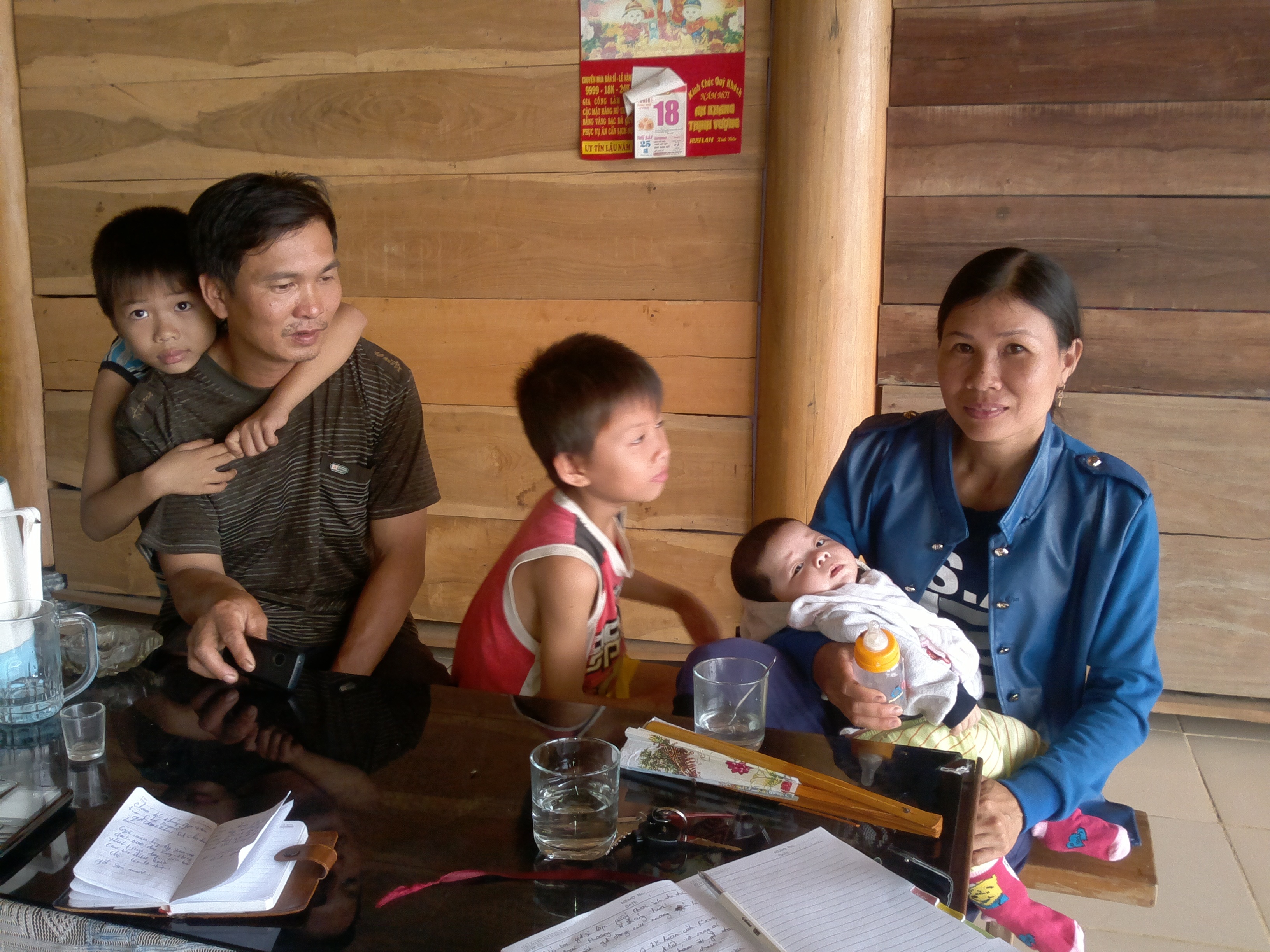 Bé trai 4 tháng tuổi bị bỏ rơi trong giỏ xách đặt bên vệ đường - 1 Niềm vui của gia đình anh Mậu, chị Khánh khi đón nhận thêm thành viên mới