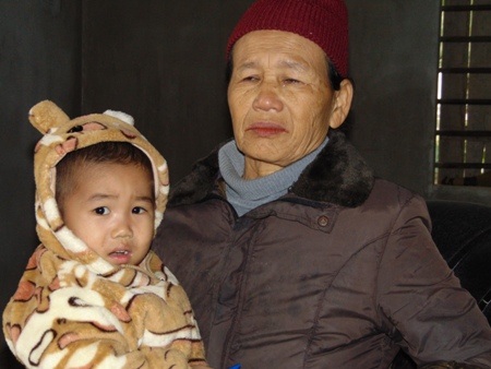 Người cô khóc nghẹn khi nhắc đến đứa cháu đang mắc kẹt trong hầm