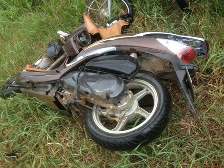 Tại hiện trường chiếc xe đã bị biến dạng phần đầu