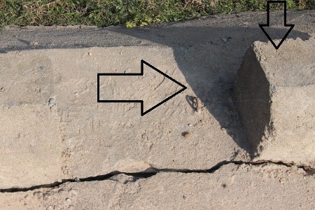 Thép chờ thiết kế một đường, gờ chắn bánh lại đặt một nẻo như thế này