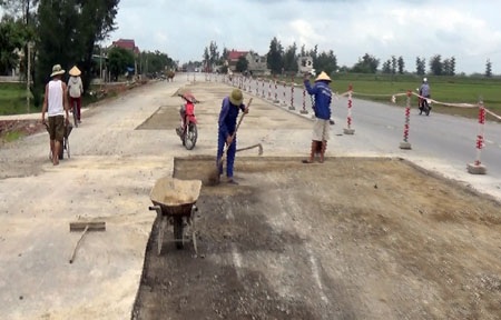 Mặt thảm đường vừa thi công đã phải cắt bỏ: Lỗi do lớp bê tông nhựa?