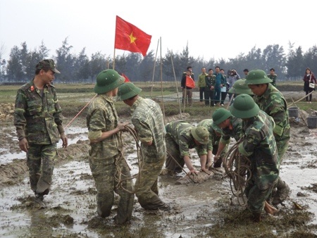 Quả bom được lực lượng chức năng đưa lên khỏi mặt đất an toàn