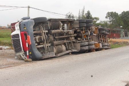 Chiếc xe nằm nghiêng bên lề đường