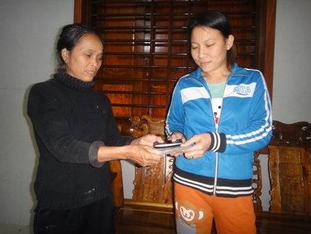 Bà Lâm trao lại số tiền cho chị Hương
