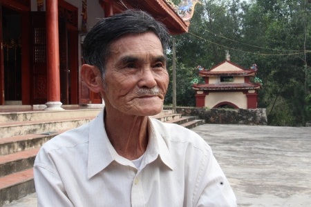 Ông Phan Mậu Anh, thủ nhang của đền, buồn bã kể lại sự việc với PV