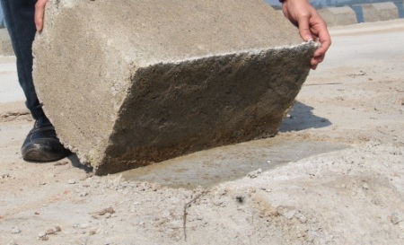 Thậm chí nhà thầu còn ăn bớt cả phấn thép chờ , chỉ cần lật nhẹ là những gờ chắn bánh văng ra