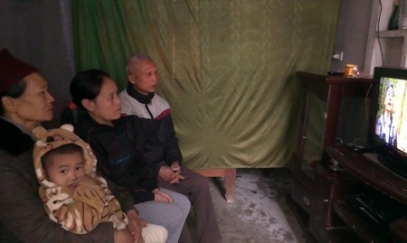 Cha mẹ thắt lòng ngóng tin con trai, con dâu cùng mắc kẹt trong hầm - 4 Suốt 4 ngày qua cả nhà ông Tý tập trung vào chiếc tivi để cập nhập tin tức về con trai
