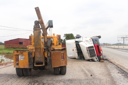 Xe cần cẩu đã có mặt nhưng chưa thể cầu chiếc xe gặp nạn lên