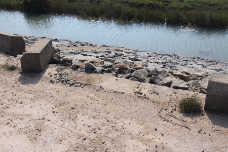 Gờ chắn bánh không có thép chờ nên đã bị trượt, văng ra khỏi mặt đê