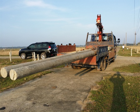 Nhà thầu làm liều gây mất điện diện rộng - 2 Cơ quan chức năng đưa cột điện vi phạm về để xử lí.
