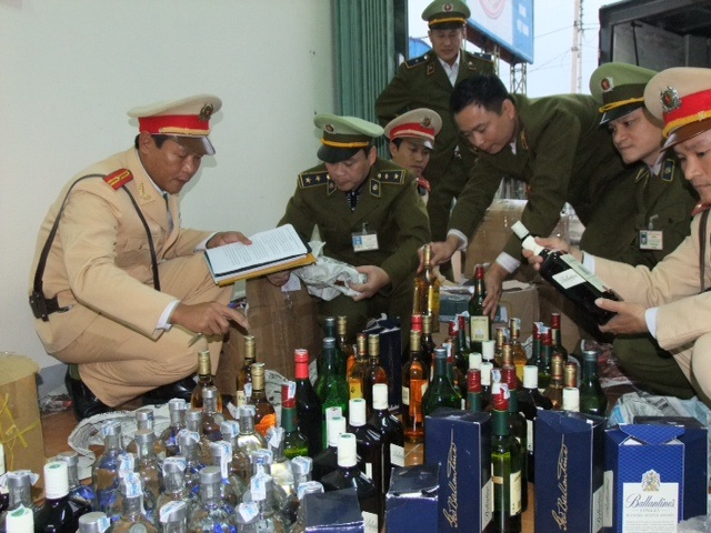 Lực lượng chức năng tiến hành kiểm tra số lượng rượu không rõ nguồn gốc