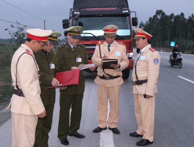 Lực lượng chức năng phối hợp kiểm tra chiếc xe tải mang BKS-88H 6799