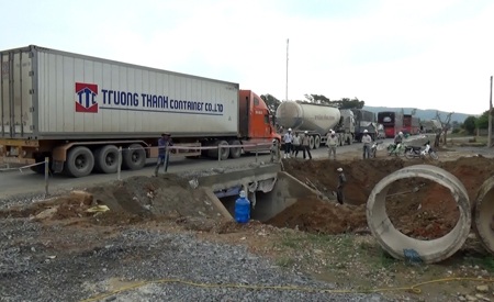 Bức xúc vì cảnh tắc nghẽn ở công trường mở rộng QL1A - 2 Cả đoàn xe dài hàng chục chiếc ách tắc trên công trường do