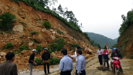 Sạt lở 15.000 m3 đất đá gây tê liệt tỉnh lộ - 1 Hiện trường vụ sạt lở