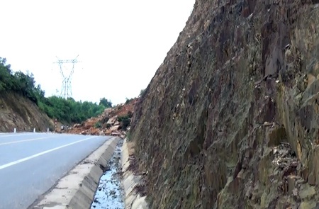Sạt lở 15.000 m3 đất đá gây tê liệt tỉnh lộ - 3 Người dân hỗ trợ bốc một hòn đá để mở đường cho xe máy lưu thông tạm
