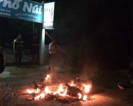 Chiếc xe máy bất ngờ phát nổ, cháy rụi khiến anh Quốc gặp nạn, tử vong