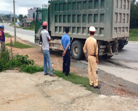 Phạt 10 triệu, tước GPLX đối tượng cố ý phá cân tải trọng