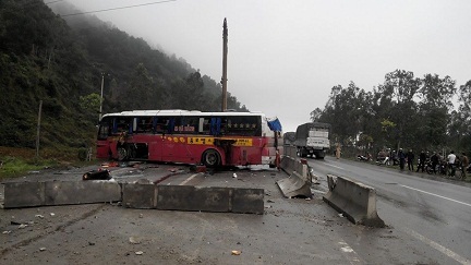 Nhiều đoạn dải phân cách bị đâm gãy