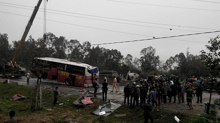 Chiếc xe bị hư hỏng nặng nề đang được cầu ra khỏi lòng đường