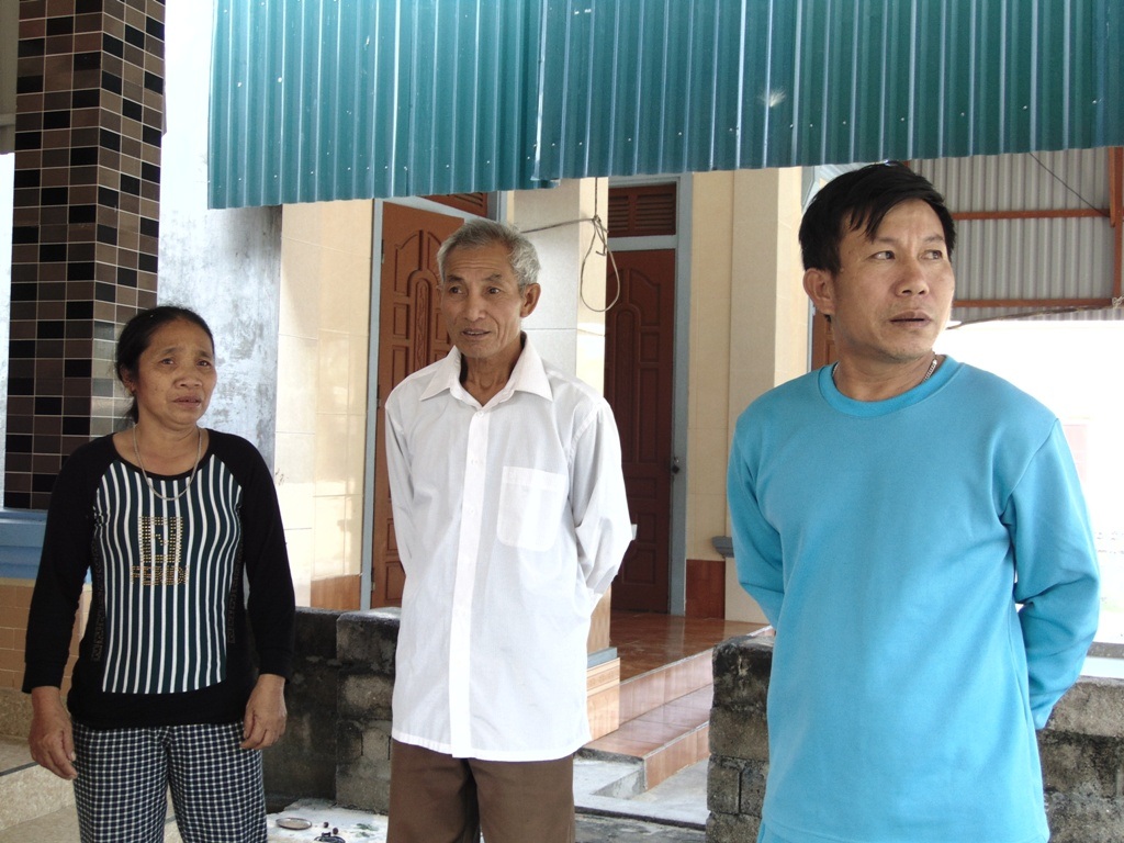 Nhiều người tập trung tại nhà chị Phương để cùng ngóng tin anh Chúc