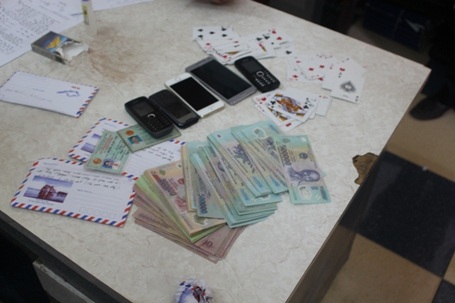 Các đối tượng cùng tang vật tại cơ quan điều tra