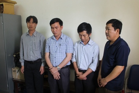 Các đối tượng cùng tang vật tại cơ quan điều tra