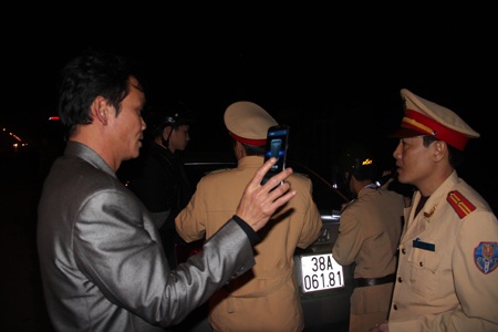 Tài xế say khướt, thách thức cả CSGT - 1 Người đàn ông này liên tục dùng điện thoại ghi âm, chụp ảnh đe dọa lực lượng CSGT