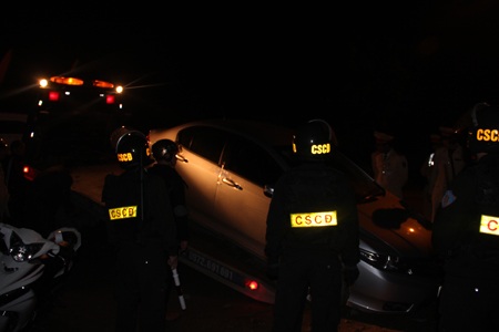 Tài xế say khướt, thách thức cả CSGT - 2 Lực lượng CSCĐ hỗ trợ CSGT đưa xe đối tượng vi phạm về trụ sở Công an TP Hà Tĩnh để xử lý